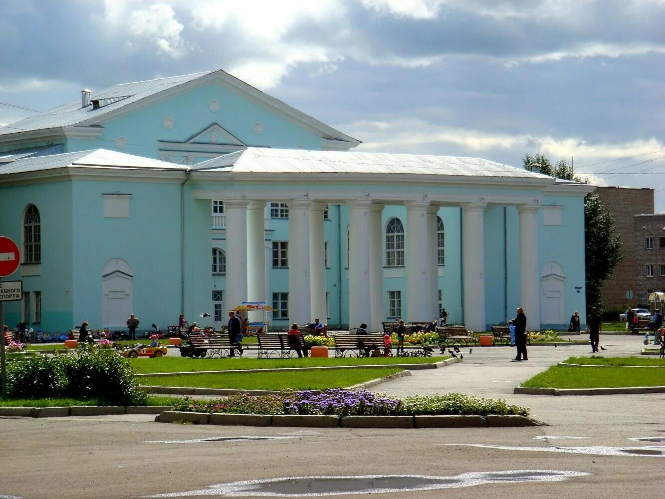 Гдк назарово. Назарово дворец культуры. Городской дворец культуры города Назарово. Городской дворец культуры ДК Назарово. Площадь города Назарово.