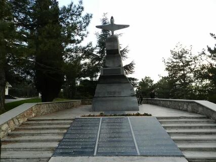 Памятник 8