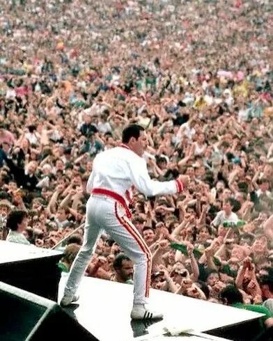 Queen уэмбли 1986. Фредди меркьюри концерт уэмбли. Freddie mercury live aid 1985. Фредди меркьюри уэмбли 1986. Фредди меркьюри концерт уэмбли 1986.