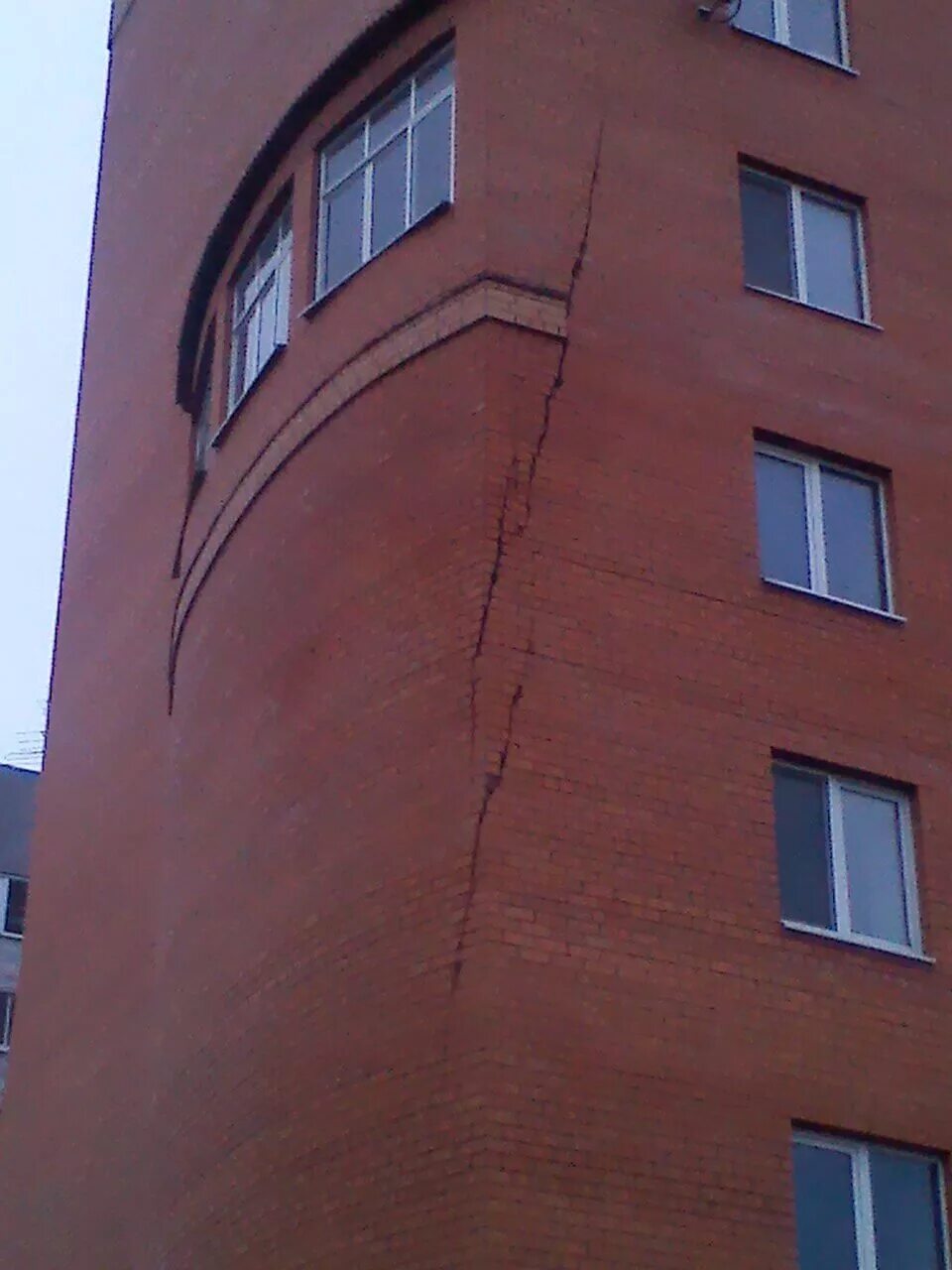 Трещина в здании. Дефекты фасада здания. Трещины в стенах здания. Трещины в кирпичном здании.