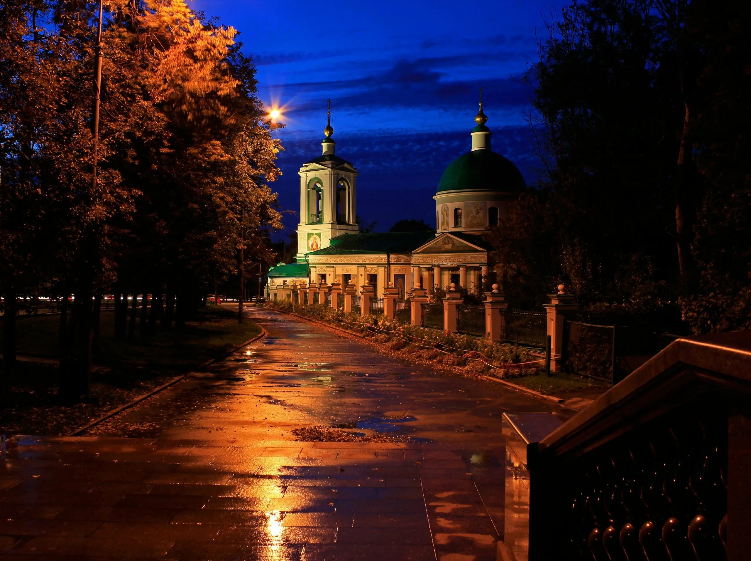Храм вечером
