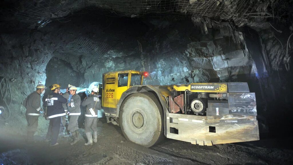 строение шахты шахтеров. шахтер в забое. проходчик угольная шахта. шахта кушеяковская. шахтёры в забое шахты.