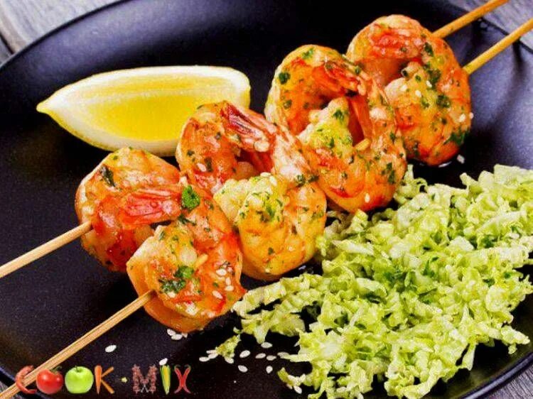 Канапе с креветками и ананасом. Креветки на шпажках копченые. Закуска с креветками на шпажках. Шашлычки из креветок. Креветки в кляре.