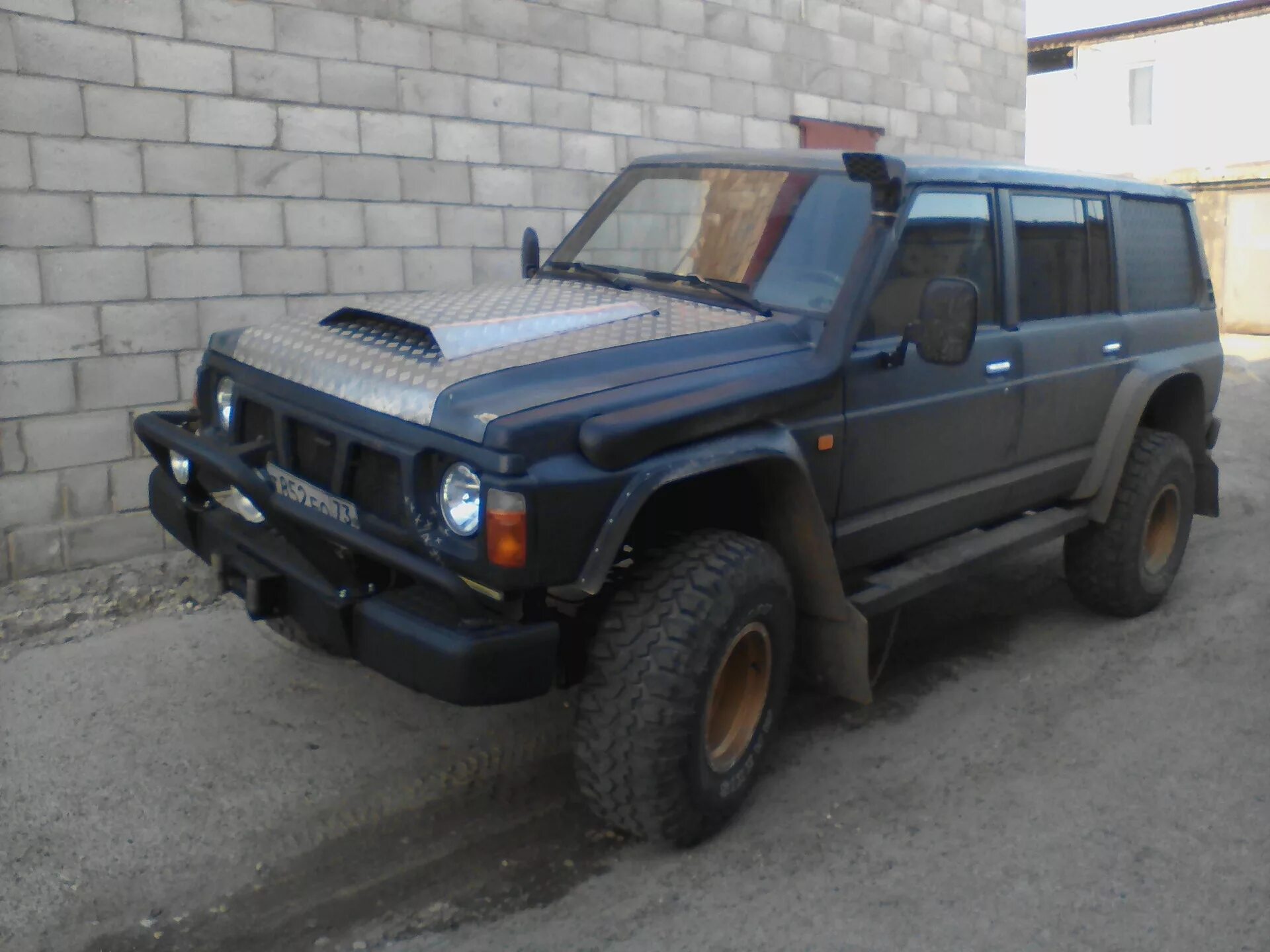 Капот патрол. Nissan Patrol 1993. Nissan Patrol y60. Nissan Patrol 1987. Патрол y60 дорестайл.