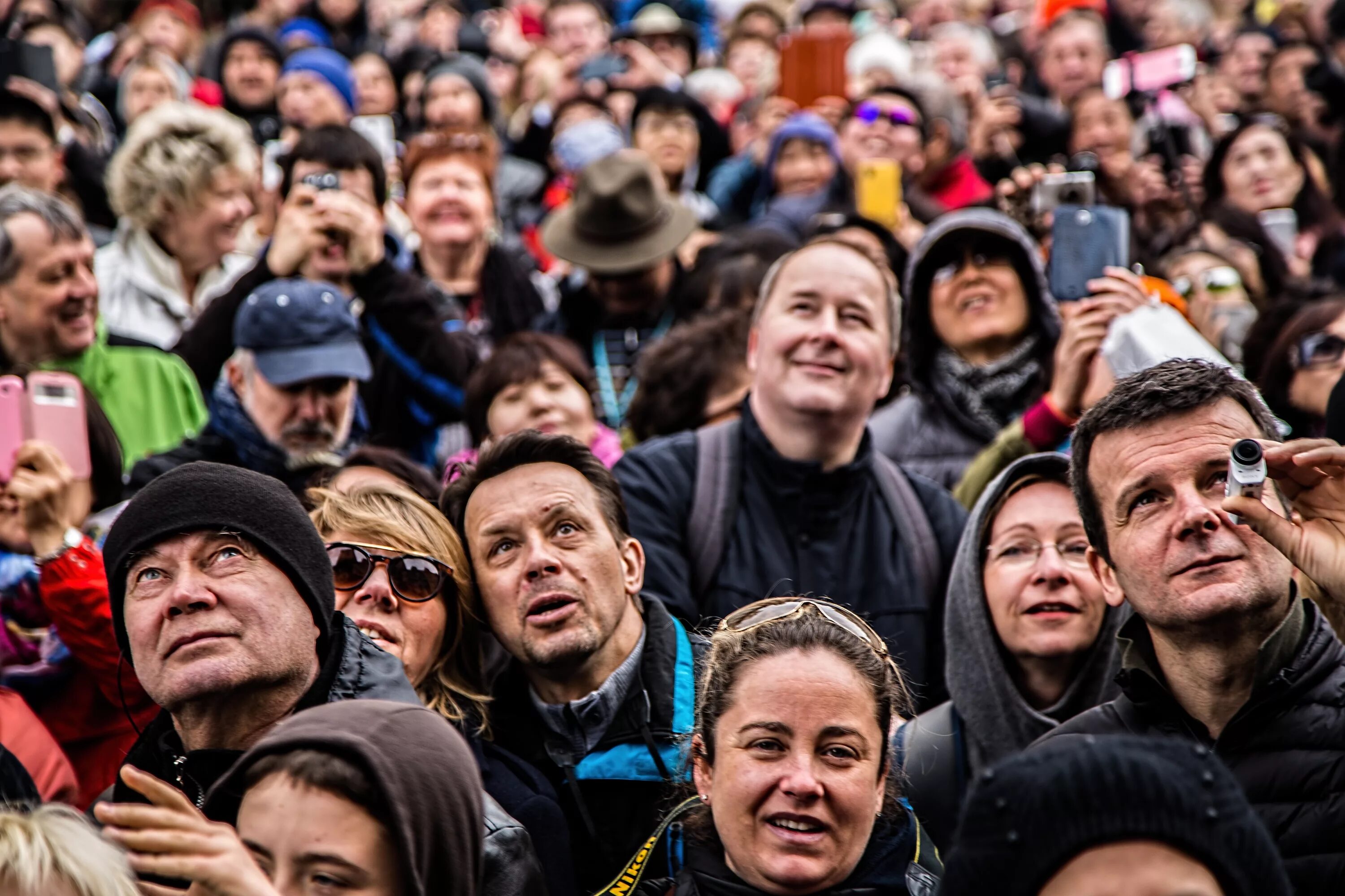 Небольшая группа людей для выражения протеста. Человек толпы. Много людей. Толпан. Недовольная толпа.