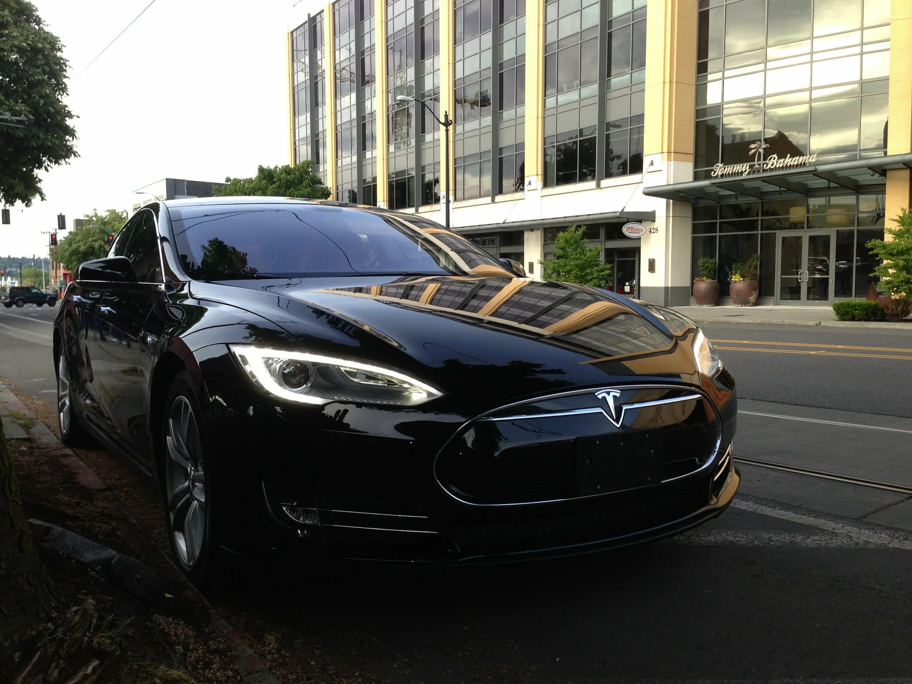 Черная машина в москве. Tesla model s. Тесла модель s черная. Tesla model s 2013 чёрная. Tesla model s черная матовая.