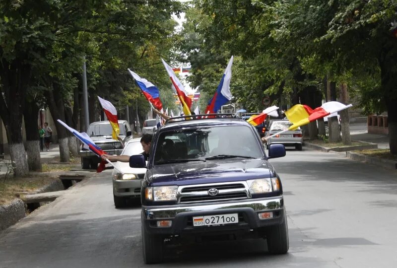 Южная осетия год независимости. 26 Августа 2008 независимость Южной Осетии. Южная Осетия регион. Осетинский флаг на машине. Машина РЮО.