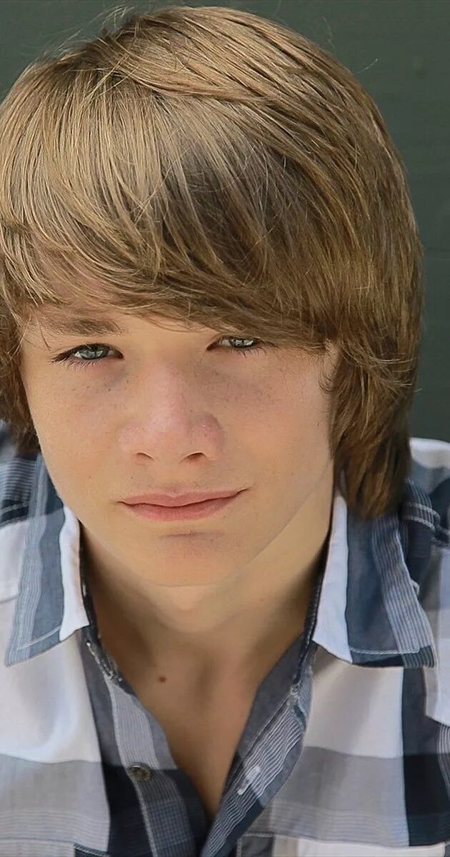 Подростковые стрижки мужские. Стрижка для мальчика на длинные волосы. Подростковая стрижка для мальчика на длинные волосы. Ромэо бекхэм короткие волосы. Стрижка для подростка.