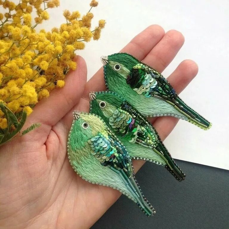 Колибри из пуговиц. Магазин зеленая птичка бисер. Птица брошь зелёная. Бисерные броши птицы. Брошь из бисера птичка.