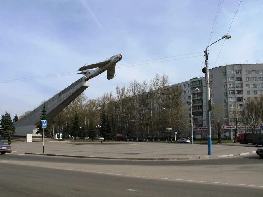 Самолет какой район. Памятник самолет Брянск. Монумент летчикам Брянск. Г.Брянск памятник летчикам в Брянске. Самолёт Брянск памятник летчикам.