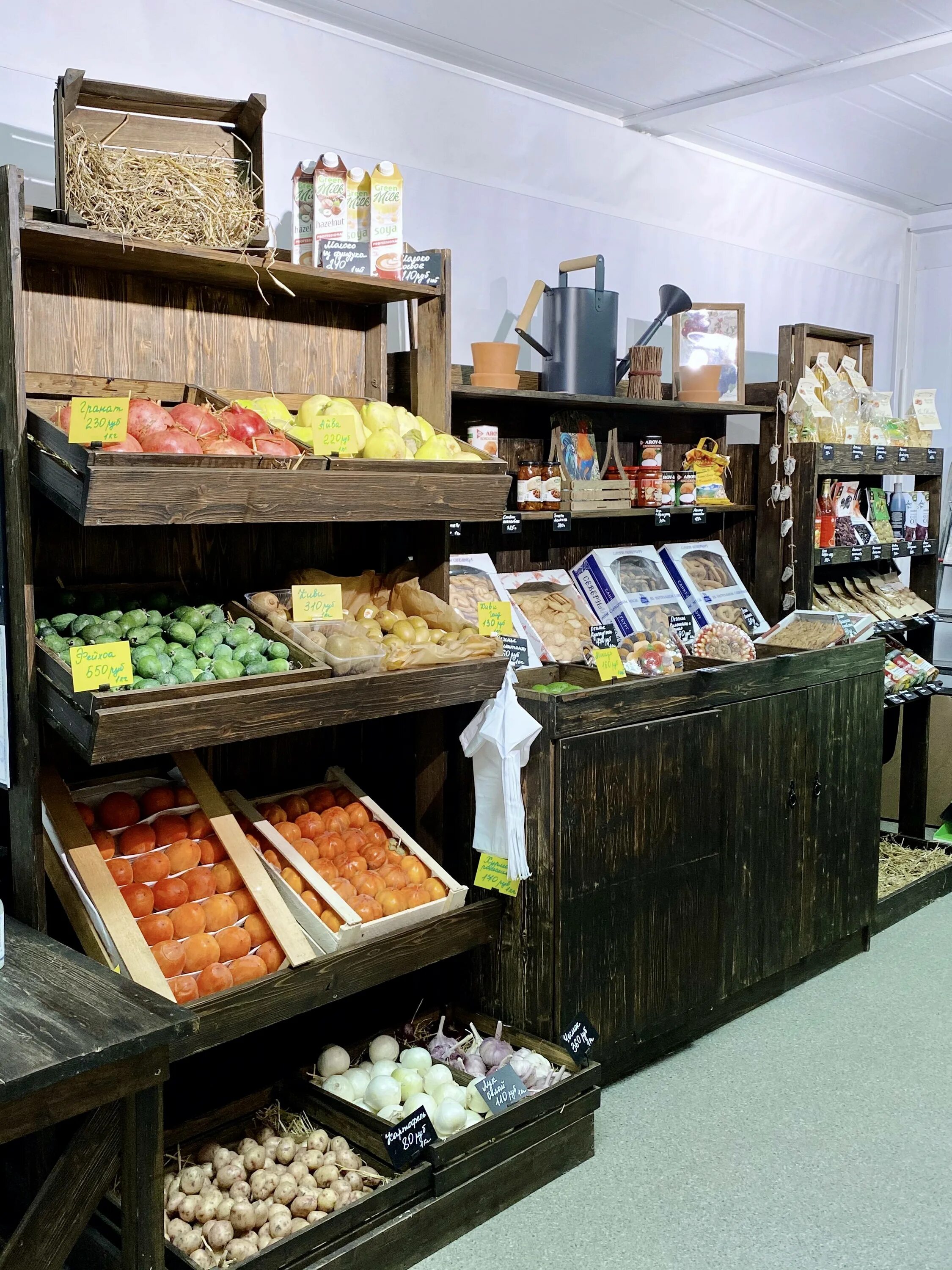 Магазин овощи фрукты. Продукты бакалея. Магазин овощи фрукты. Овощной прилавок. Выкладка зелени в магазине.