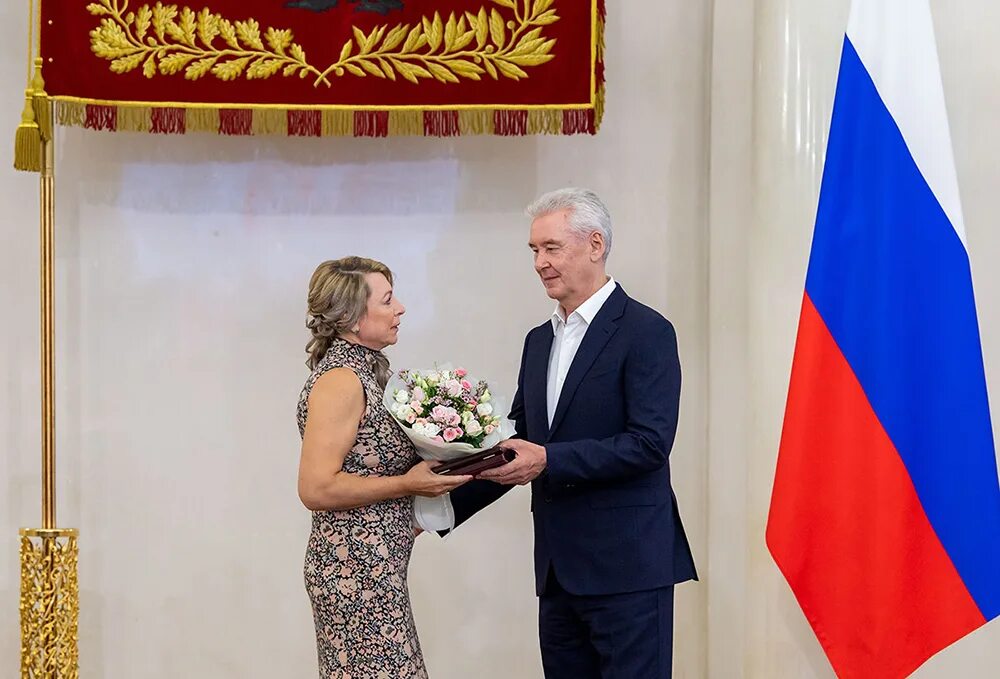 Вручение москва. Награждение в мэрии москвы. Вручение наград мэра москвы. Премия мэра москвы. Вручение москва.