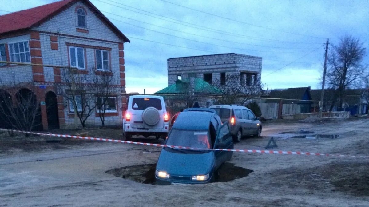 Чернодолье где это. Воронежские дороги ямы. Россошь дороги. Провалился асфальт Волгоградская Воронеж. Максима Горького Россошь.