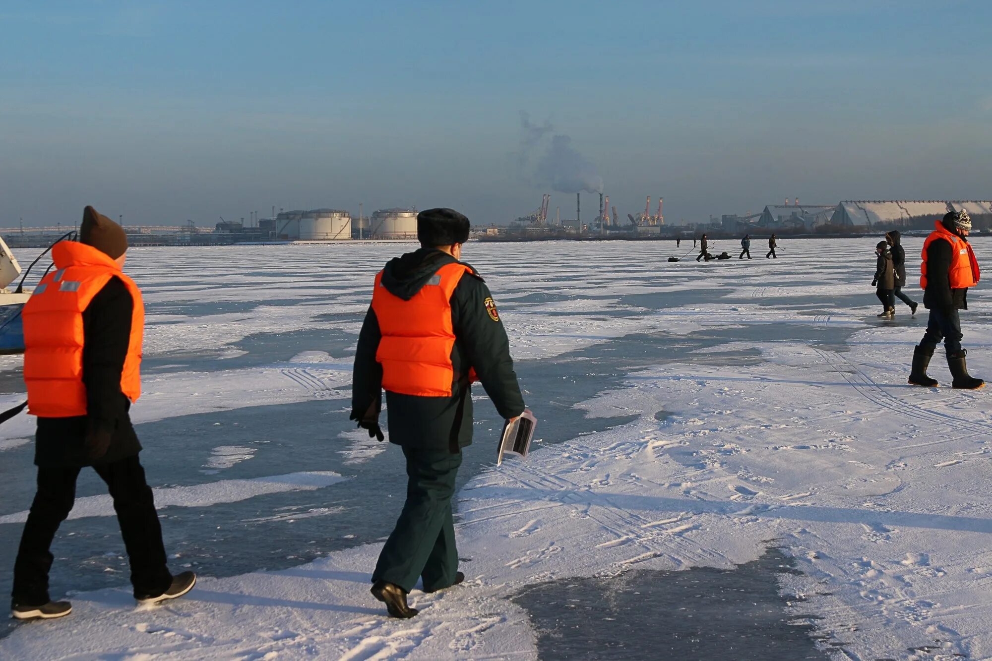 Рыбаки на льду спб. Зимняя рыбалка в ленинградской области 2021. Лед на финском заливе. Рыбаки на льду питер. Зимняя рыбалка питер.