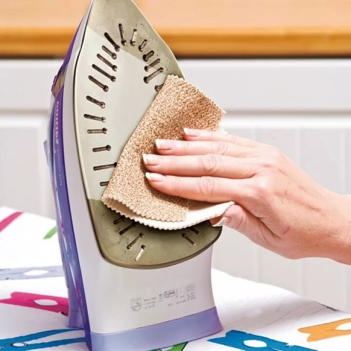 Утюг. Грязный утюг. Пригорела подошва утюга. Утюг от нагара. Пригорел утюг чем можно почистить.