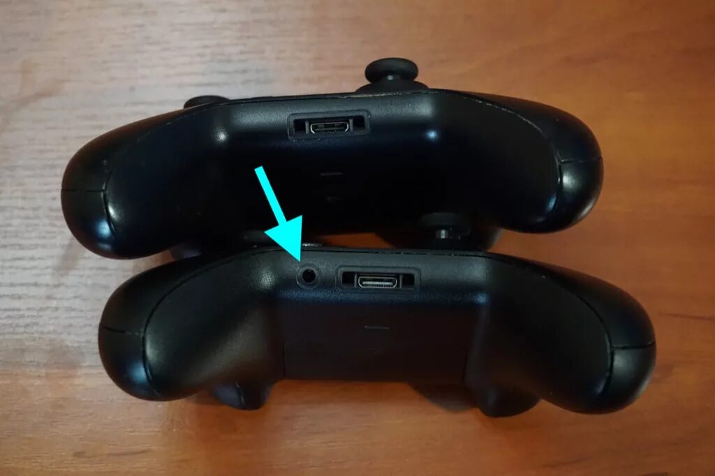 Как подключить геймпад к пк через адаптер. Кнопка сопряжения на xbox 360. джойстик на xbox one вид снизу. геймпад xbox one разъемы. подключить геймпад xbox 360 к пк через блютуз.