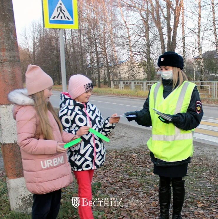 Светоотражающая одежда для детей. Фликеры на одежде. Светоотражающие элементы на одежду. Дети со светоотражателями. Светоотражатель для детей.