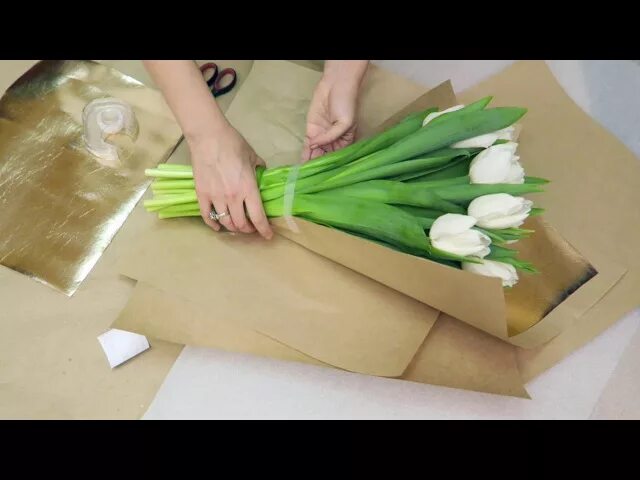 Упаковать тюльпаны в крафт бумагу пошагово