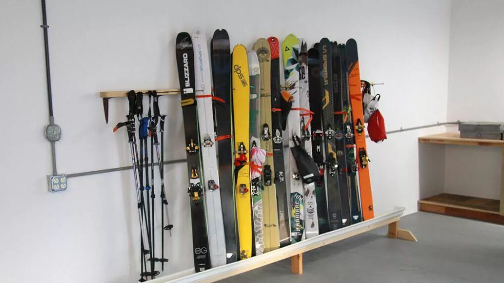 Полка для хранения лыж. Крепления для хранения лыж на стене. Как закрепить лыжи. T7654n напольная стойка хс для 28 пар беговых лыж, 100x28 см. Держатель лыж на стену toko rs-skiholder belt для фиксации 8п лыж 5544000.