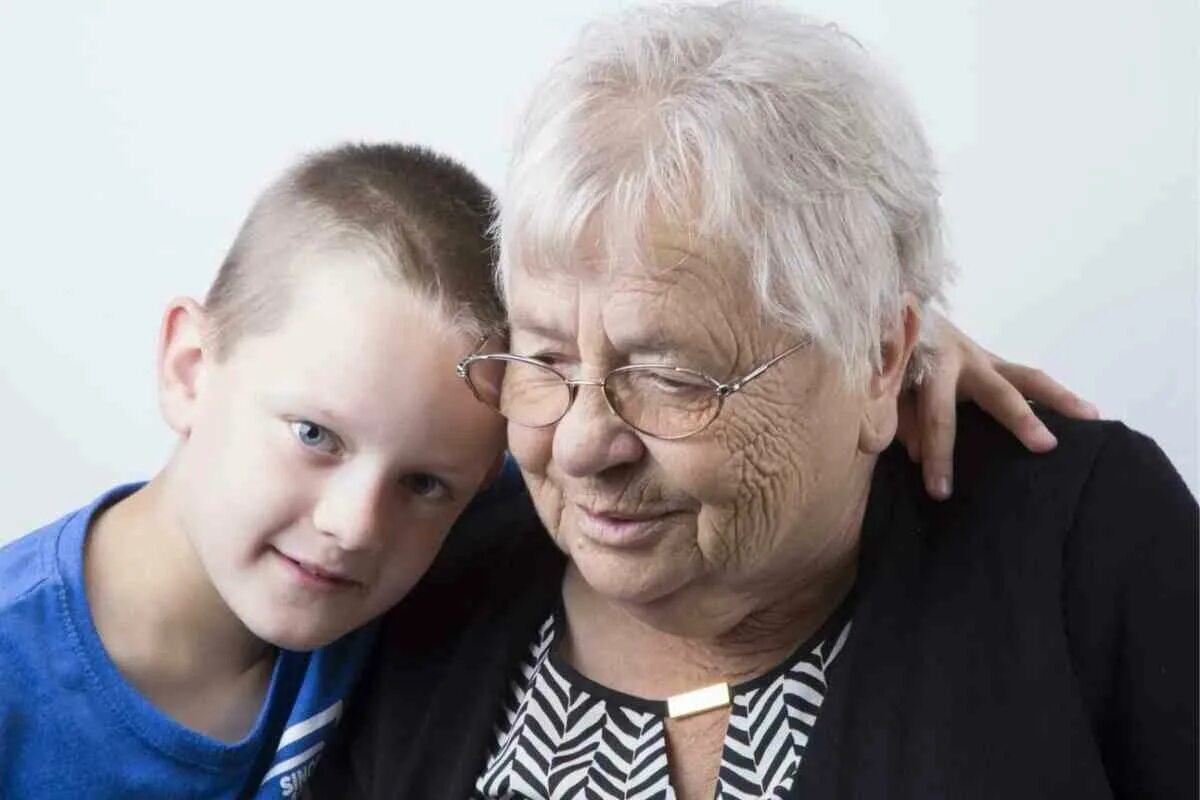 Бабушка обнимает внука. Shirley andrews kyle jones. Необычные пары. Экстремальные бабушки. Бабушки с молодыми.