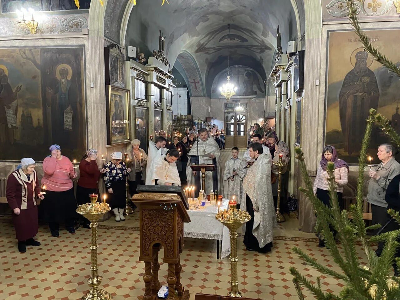 Что нельзя после соборования. Таинство Соборования стол. Храм на Пятницкой улице в Москве Соборование в храме. Таинства Соборования для детей. Соборование больного старые.