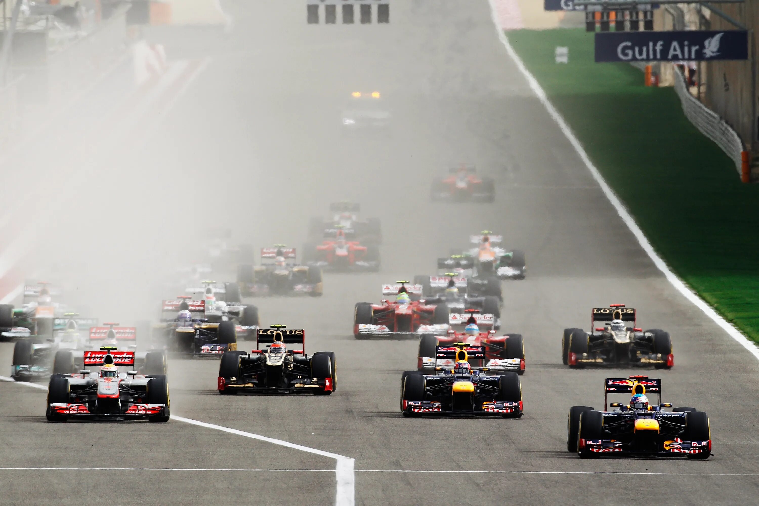 Первый старт формулы 1. Формула 1 2012 Гран при Бахрейна. Гран при формула 1. F1 старт. F1 Race starts 2012.