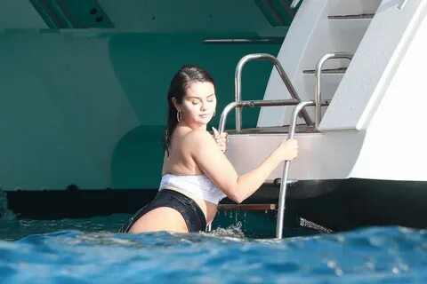 SELENA GOMEZ in Bikini on Vacation in Cabo San Lucas 01/01/2023.