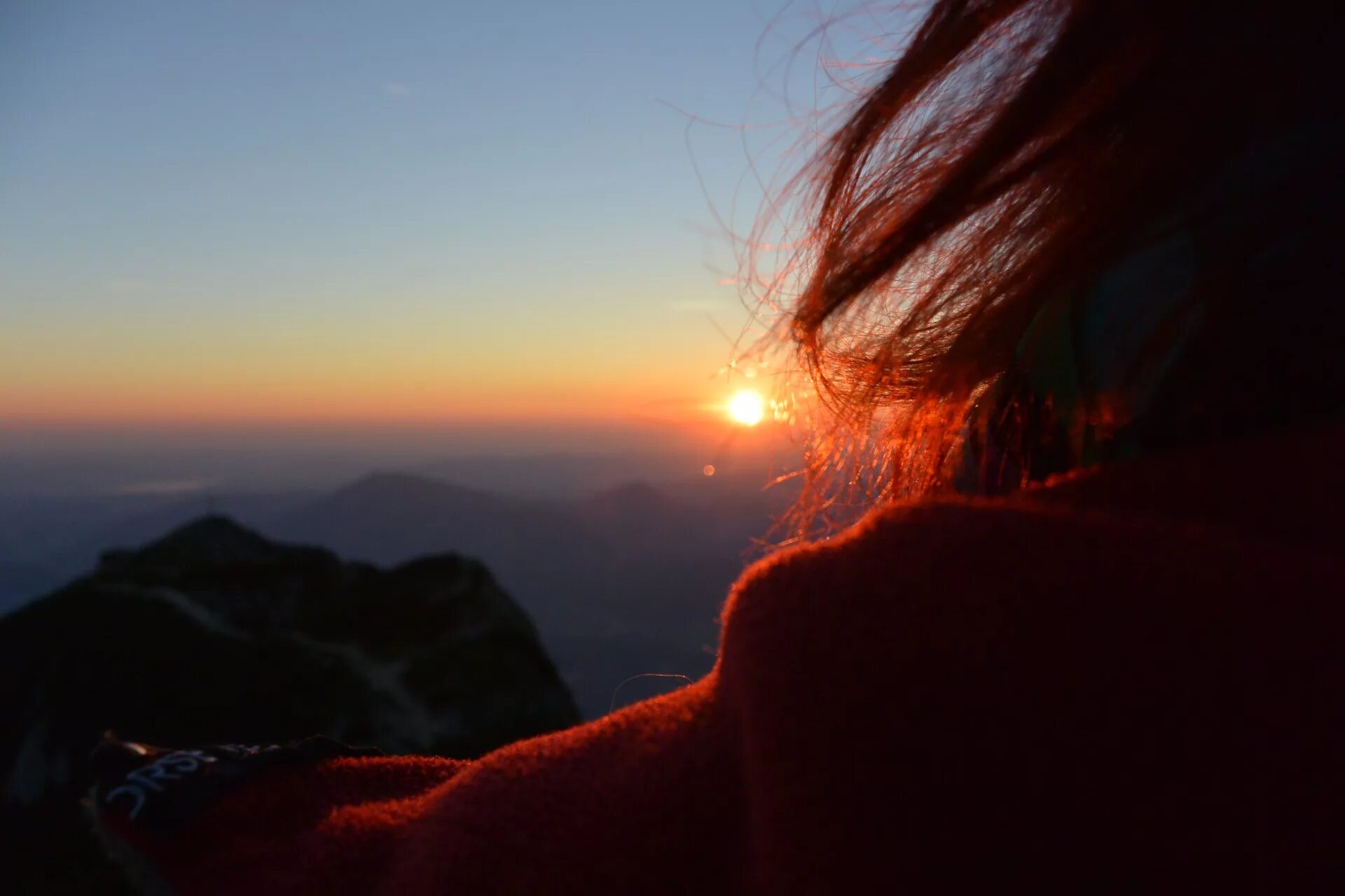 Девушка на рассвете спиной. Человек на рассвете. Рассвет на востоке. Watch the sunrise. Watch the sunrise.