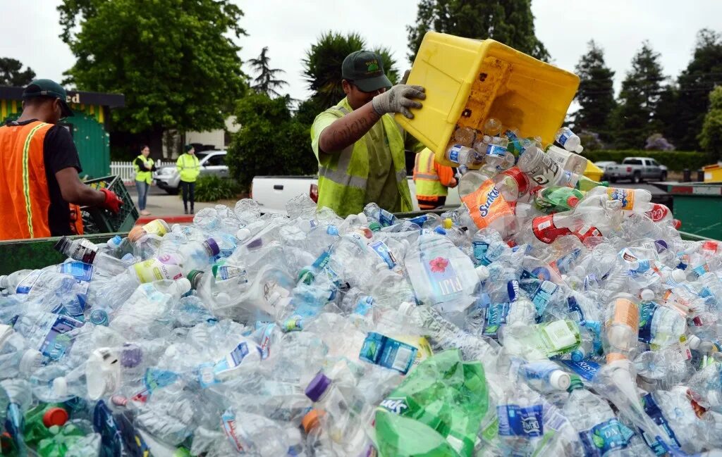 Use plastic. Рециклинг. plastic waste recycling. пластик в повседневной жизни. recycle waste.