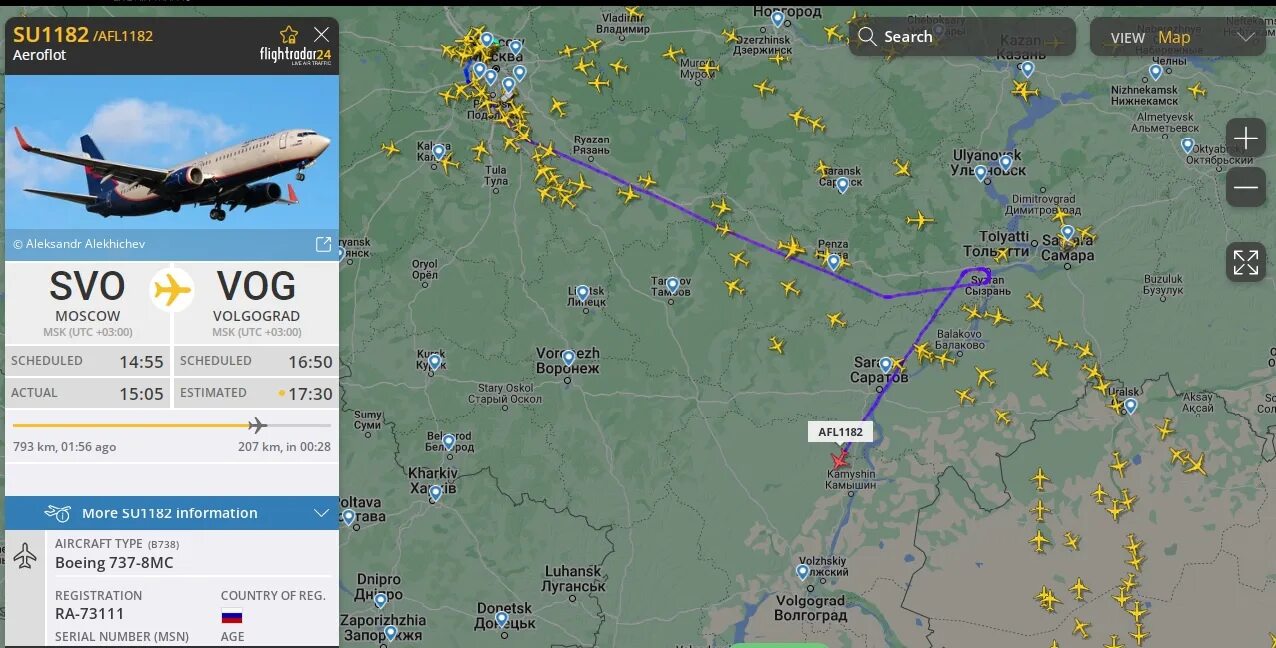 Воздушный парад в волгограде. Мамаев курган волгоград. Самолеты над волгоградом. Над волгоградом летают истребители. Липецкие истребители стрижи.