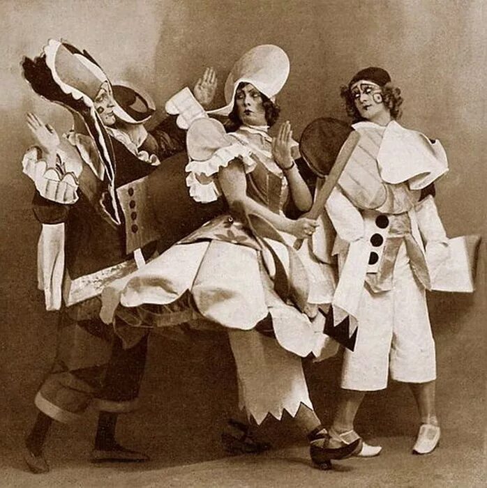 Клоуны 1853. Пантомима театр Франции 19 век. Клоуны 19 века. Клоуны 18 век. Клоуны 20 века.