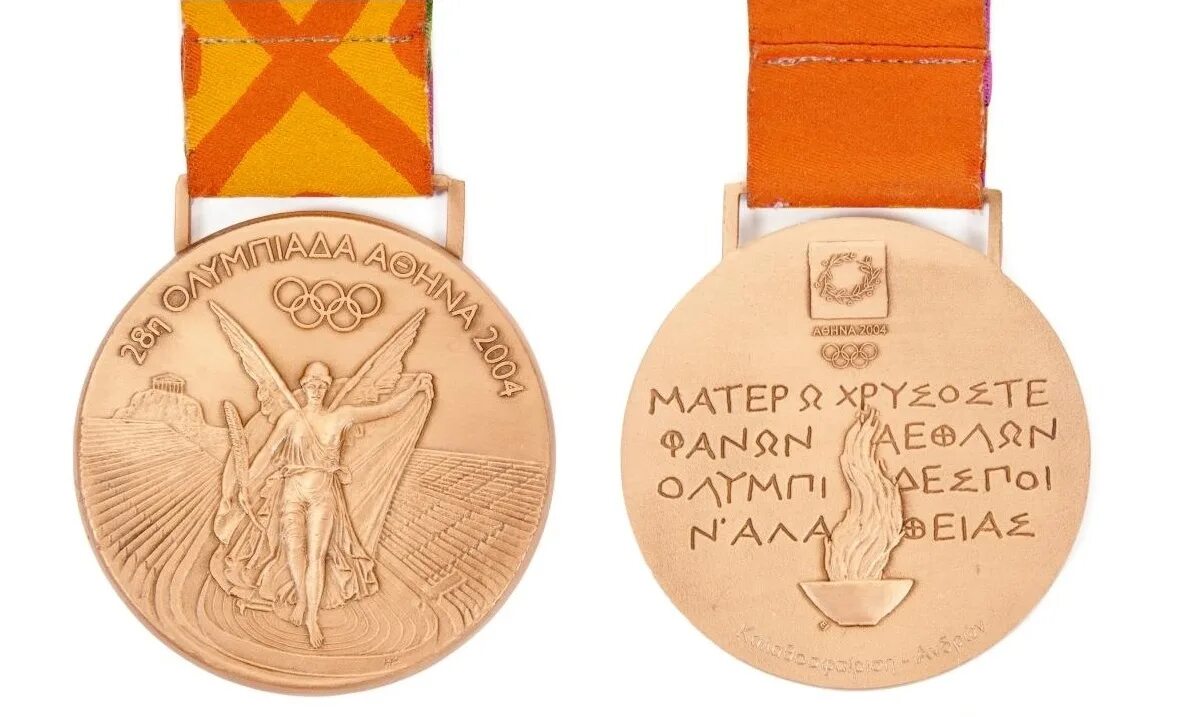 Olympic gold medal. Медали Афинской олимпиады 2004. Медаль Олимпийские игры 2004 бронза. Олимпийская медаль Афины 2004.