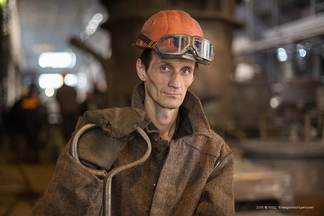 работяги в шахте. мужчина на заводе. работяга. завод люди рабочие. работяга отзывы.