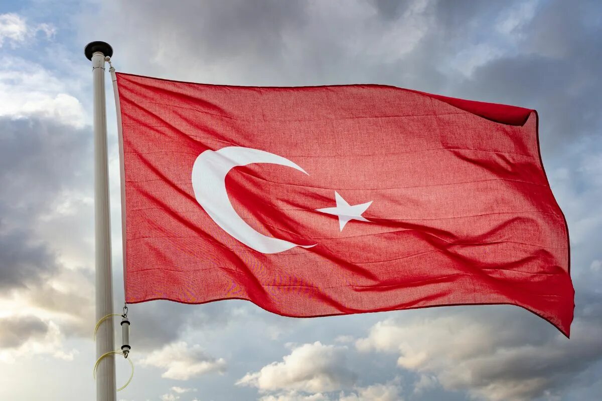 Turkey co. Флаг Турции. Флаг Турции на фоне неба. Флаг России и Турции. Бизнес в Турции.