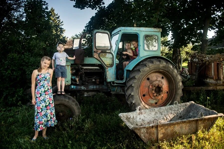 Каникулы в деревне 3. Каникулы в деревне. Дети на тракторе в деревне. Каникулы у бабушки в деревне. Деревенские каникулы.