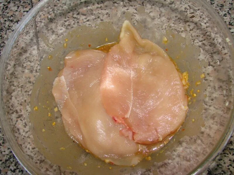 Замаринованное куриное филе на сковороде. Маринад для филе курицы. филе куриное в маринаде. куриная грудка в маринаде в духовке. филе куриное замаринованное.