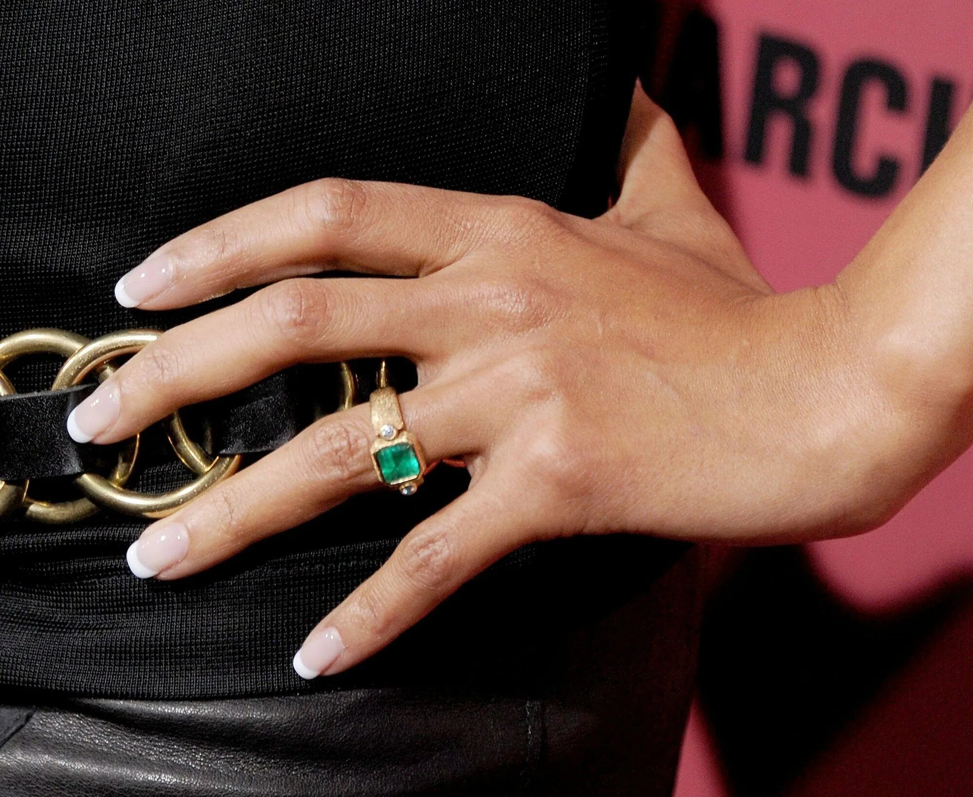 Кольцо на мизинце у женщин на правой. Сальма Хайек кольцо. Кольцо Виктории Бекхэм с изумрудом. Обручальное кольцо Холли Берри. Помолвочное кольцо Сальмы Хайек.