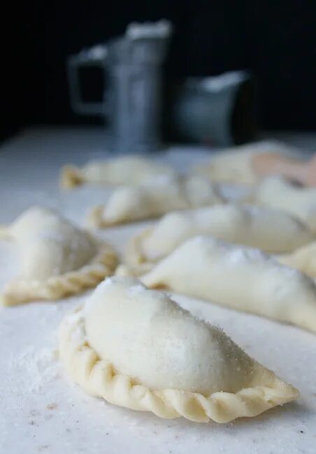 Вареники на белом фоне. Братья вареники с картошкой и грибами. Три вареника. Пельмени ручной лепки. 3 пельменя.