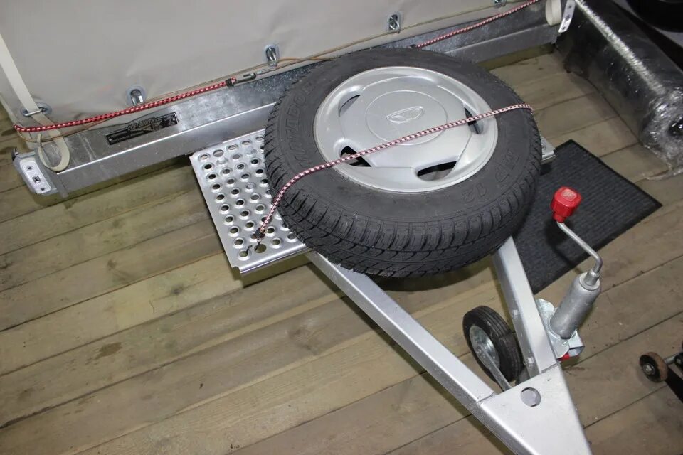 0002. Кия соренто запасное колесо r20. Крепление запасного колеса ваз 2104. Кронштейн калитка запасного колеса уаз патриот. Кронштейн запасного колеса маз 6517.