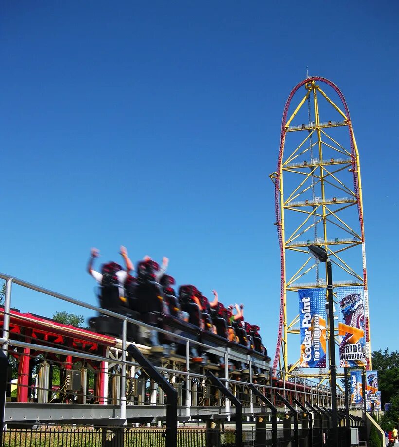 Скорость развлечения. Аттракцион Top Thrill Dragster. Top Thrill Dragster в Огайо. Седар поинт парк аттракционов. Американские горки в Баку.