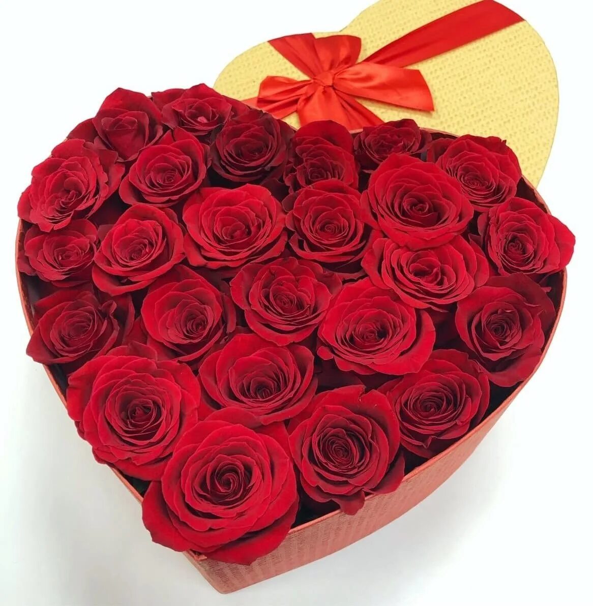 Букет роз недорого москва. Розы в коробке "сердце". Красные розы в коробке сердце. 25 Красных роз. Букет 25 красных роз.