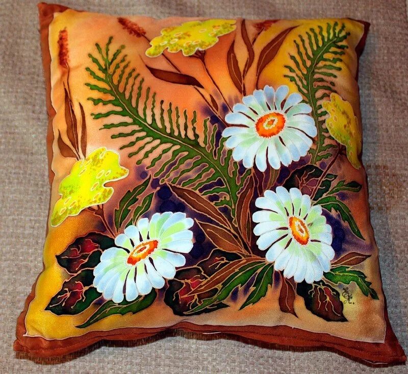 Изделия выполненные в технике батика. Расписные подушки. Батик подушка. Роспись по ткани. Подушки в технике батик.