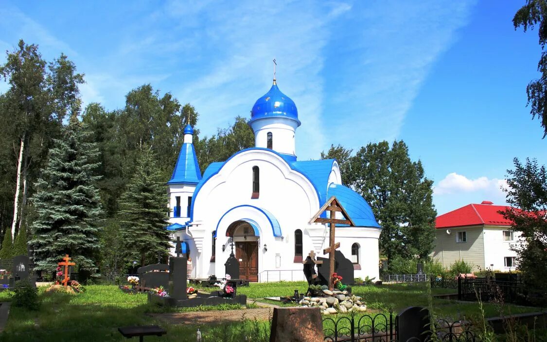 Церковь скорбящего кладбища. Люберцы новолюберецкое кладбище. храм на новолюберецком кладбище. церковь богоматери люберцы. церковь иконы божией матери всех скорбящих радость дзержинский.