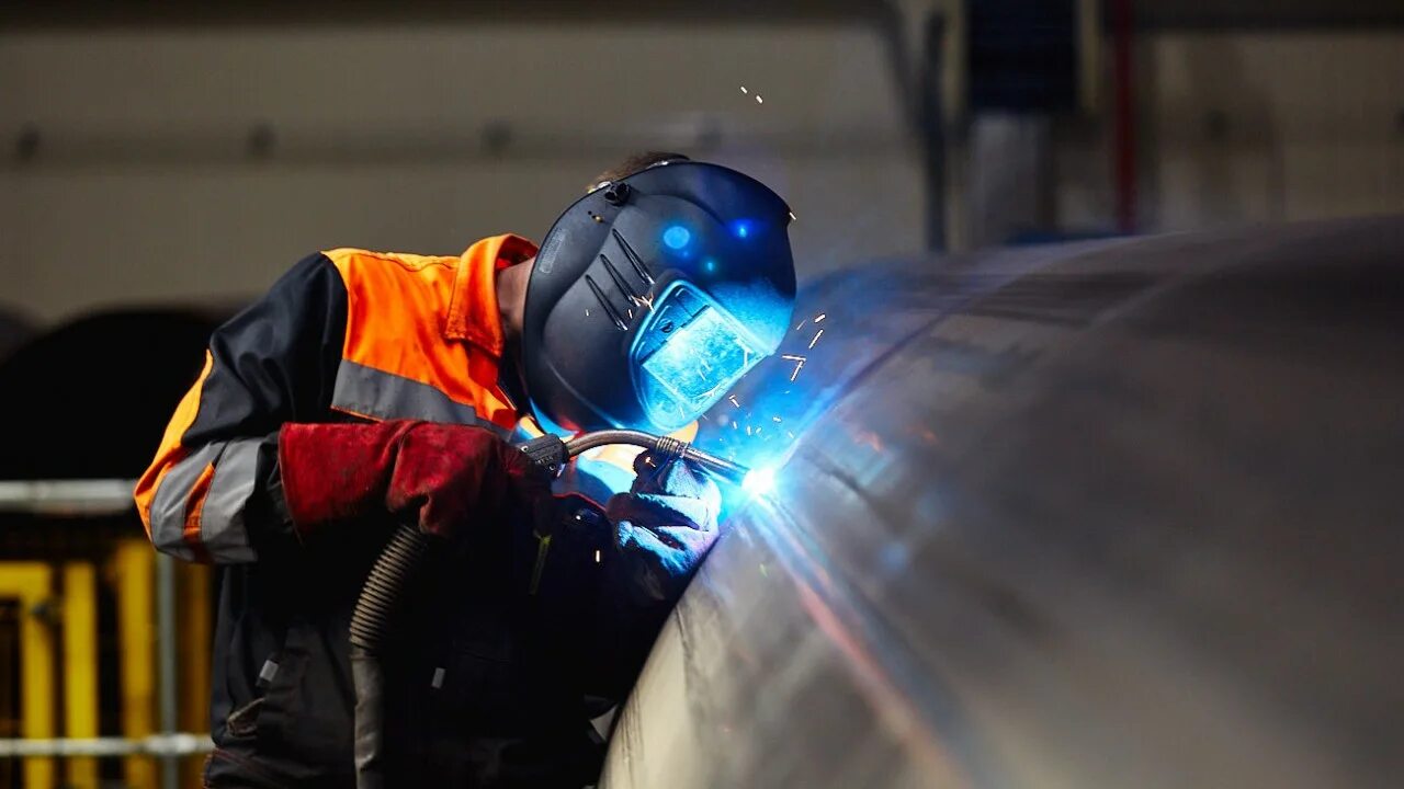 Сварщик сергиев посад. С днём сварщика полиэтилена. Сварщик сергиев посад. Молодые сварщики. Сварщик на полуавтомат.