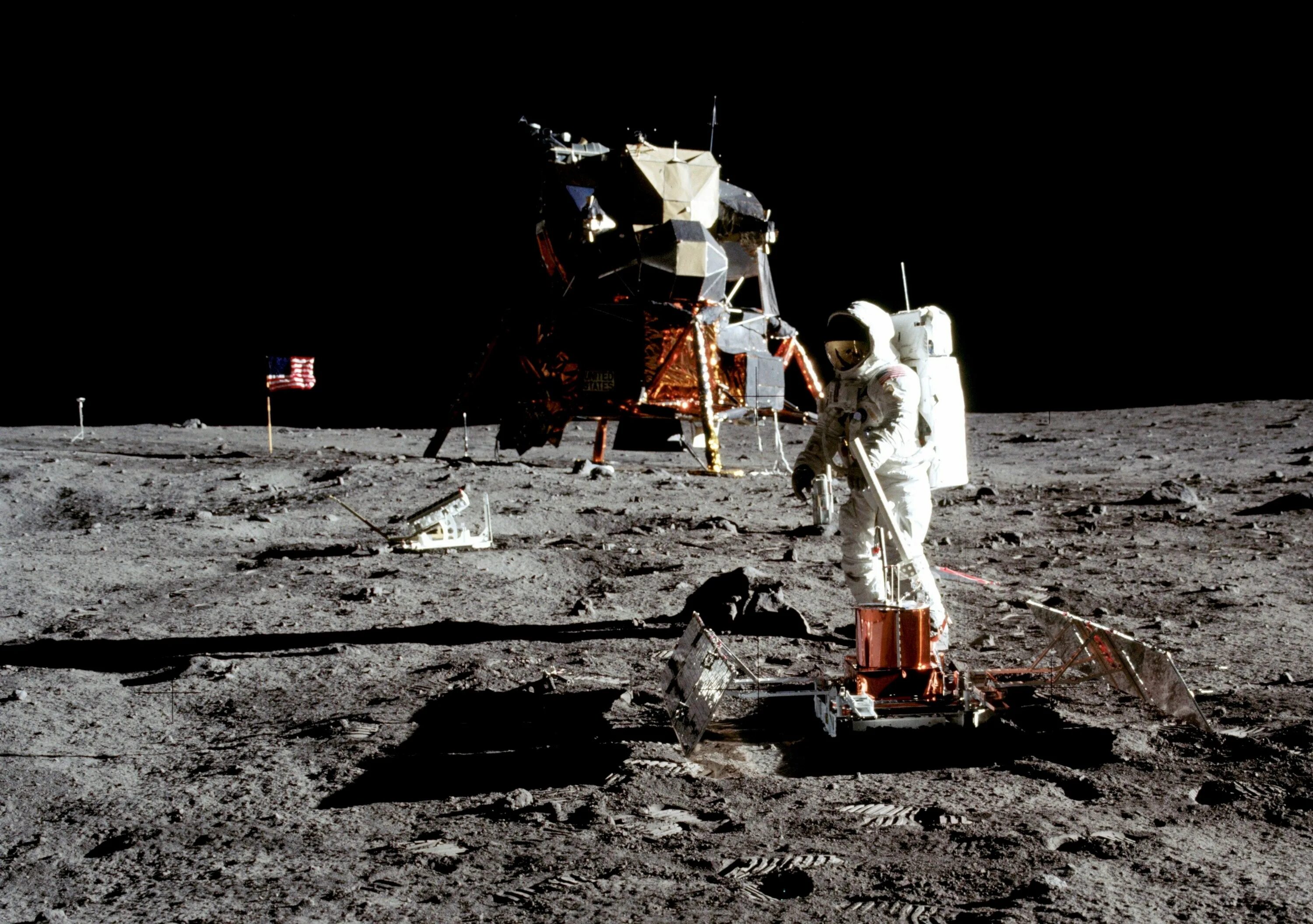 Armstrong on the moon. Аполлон 11 1969. Апполо 11 на Луне. Миссия Аполлон 11.