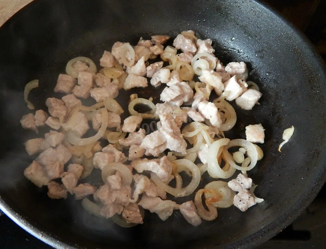 Как жарить мясо на сковороде с луком. Мясо с луком на сковороде. лук на сковороде. мясо жареное на сковороде с луком. мясо с уксусом и луком на сковороде.