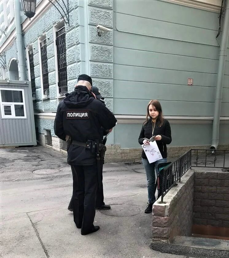 Девушку задержала полиция. Арестованные девушки в полиции. полицейский задерживает девушку. девушки задержанные полицией. полиция задержала девушку.