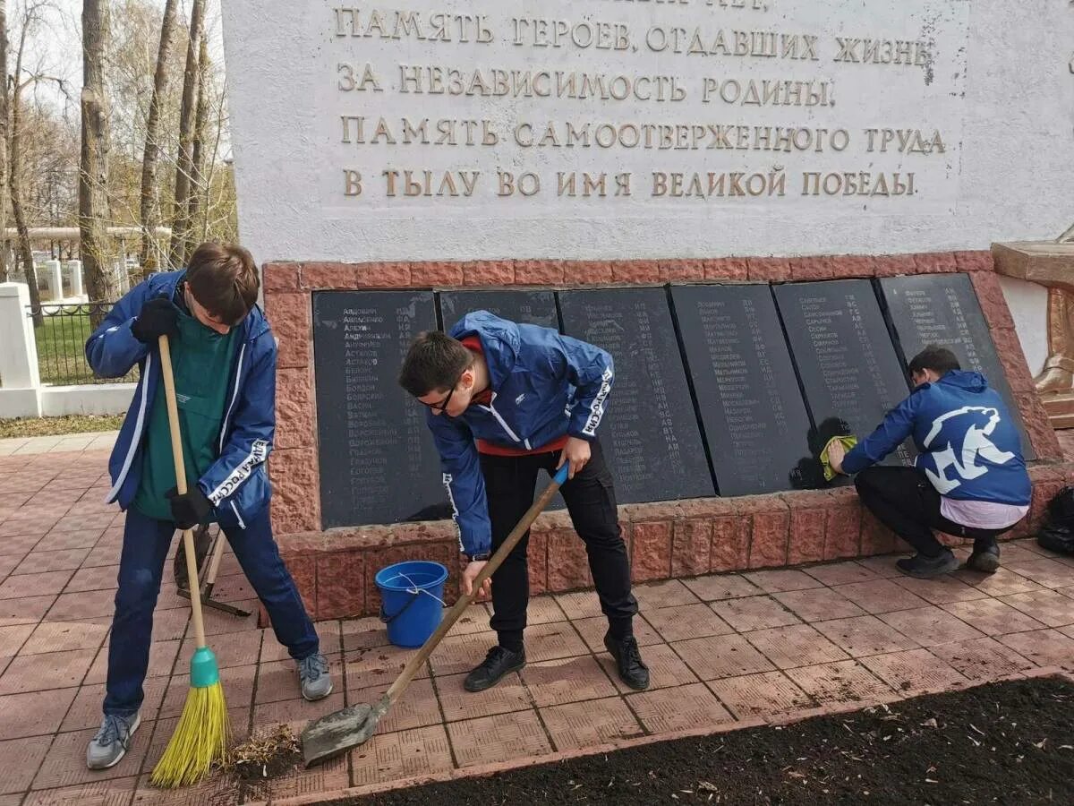 Памятник волонтерам. Уборка памятников. Волонтеры охрана памятников. Субботник на мемориале.