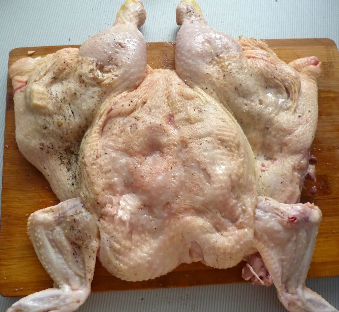 Тушка куриная. Тушка курицы в духовке. Тушка бройлера в духовке. Курица тушка запеченная в духовке.