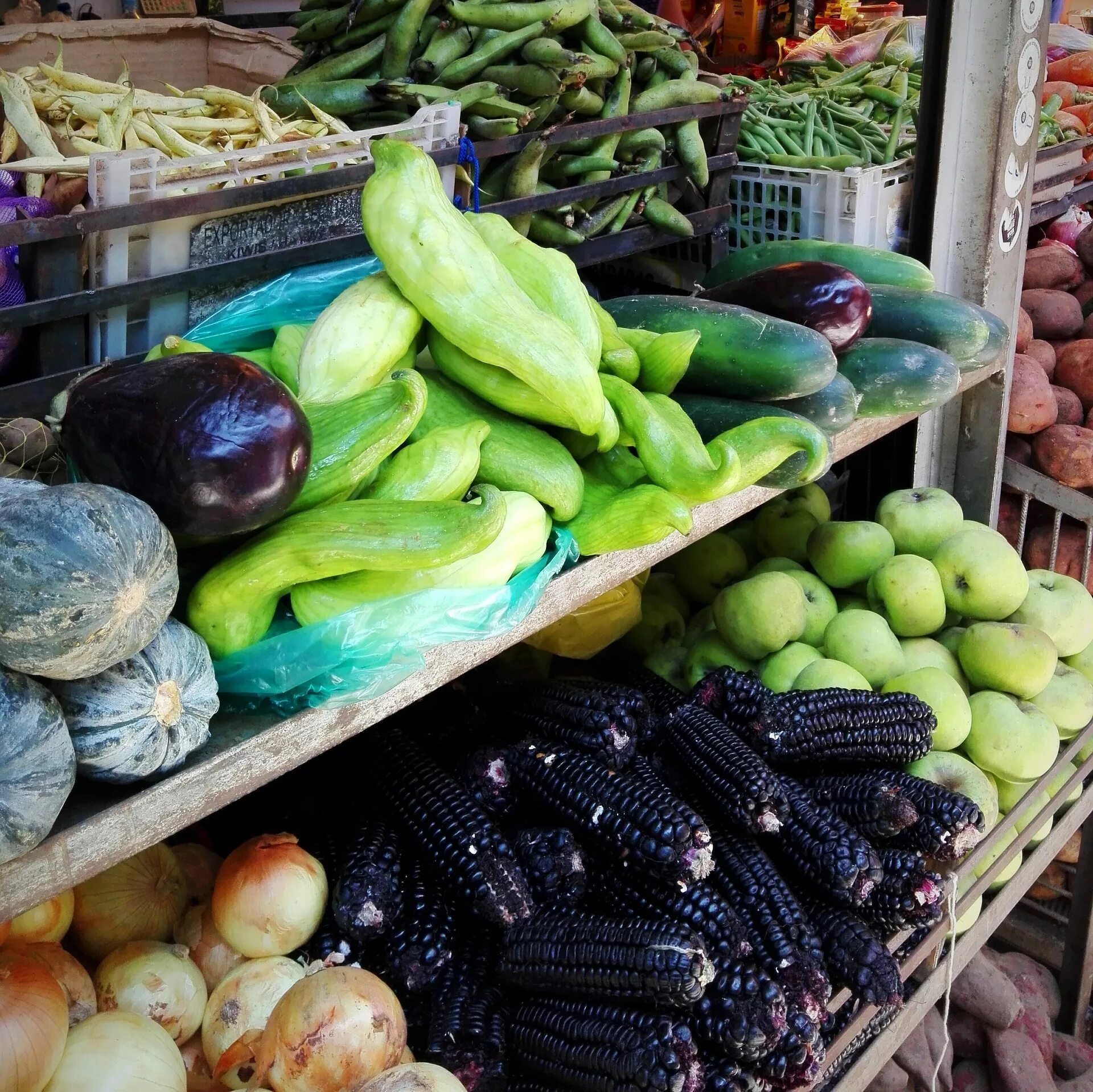 Овощи на рынке. Овощной рынок. Фрукты на рынке. Овощи и фрукты на рынке. Vegetables market
